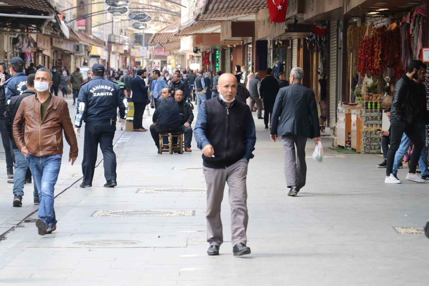 Gaziantep’te vatandaşlar güneşli havayı görünce ‘Evde Kal’madı
